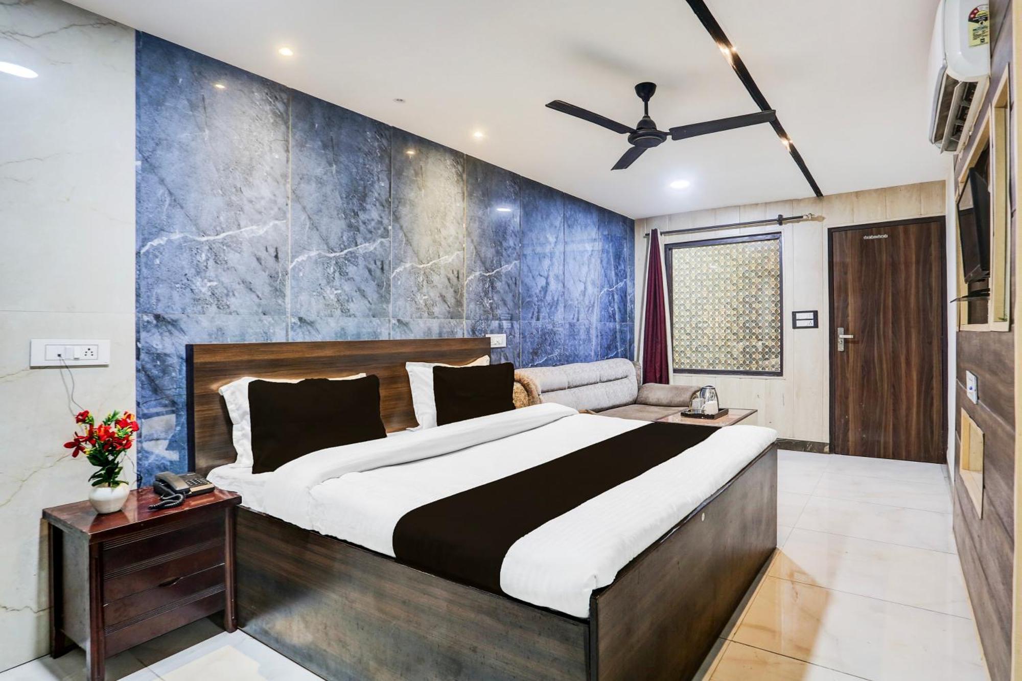 Super Townhouse Haibowal Chowk Ludhiana Eksteriør billede