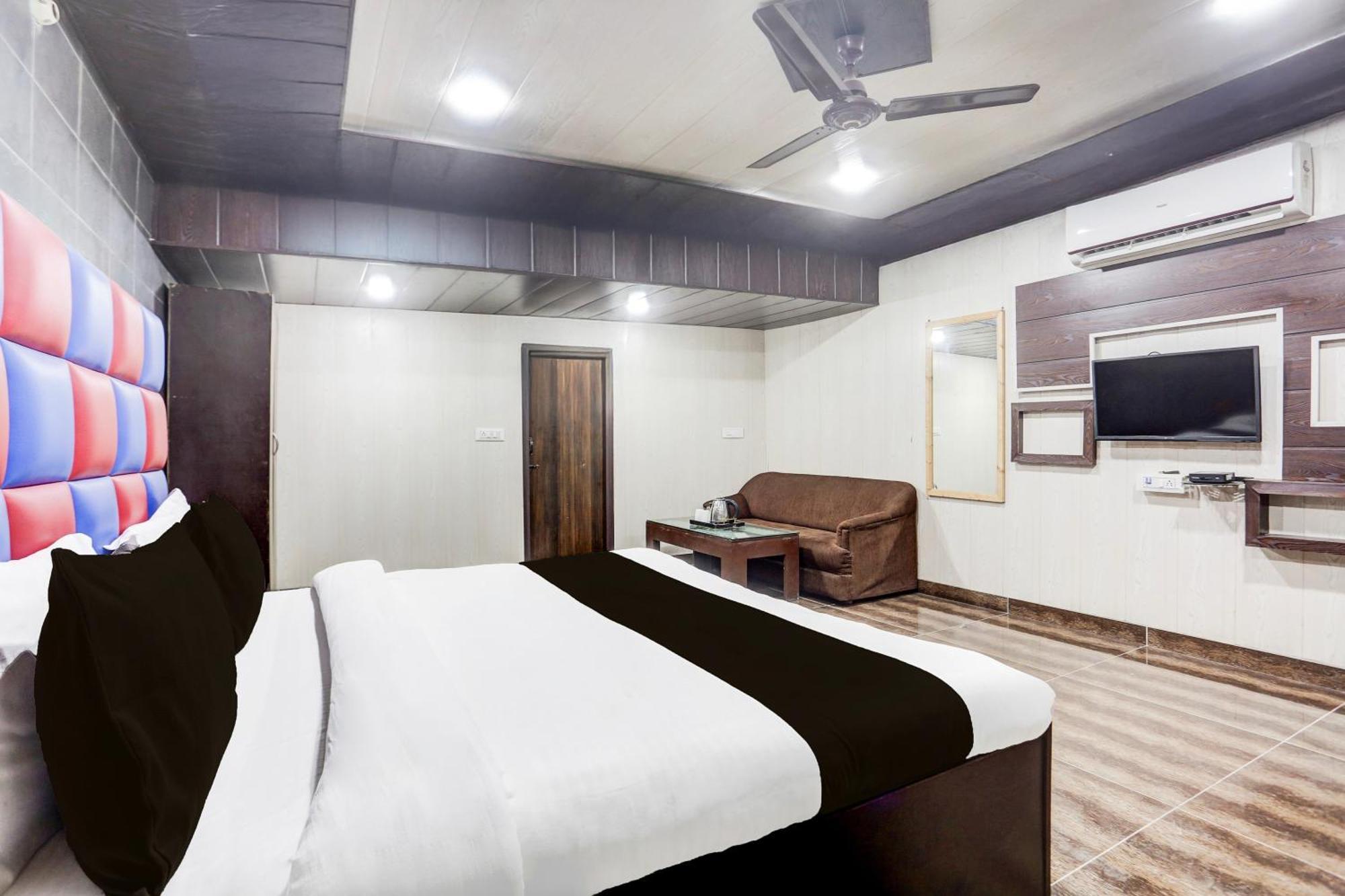 Super Townhouse Haibowal Chowk Ludhiana Eksteriør billede