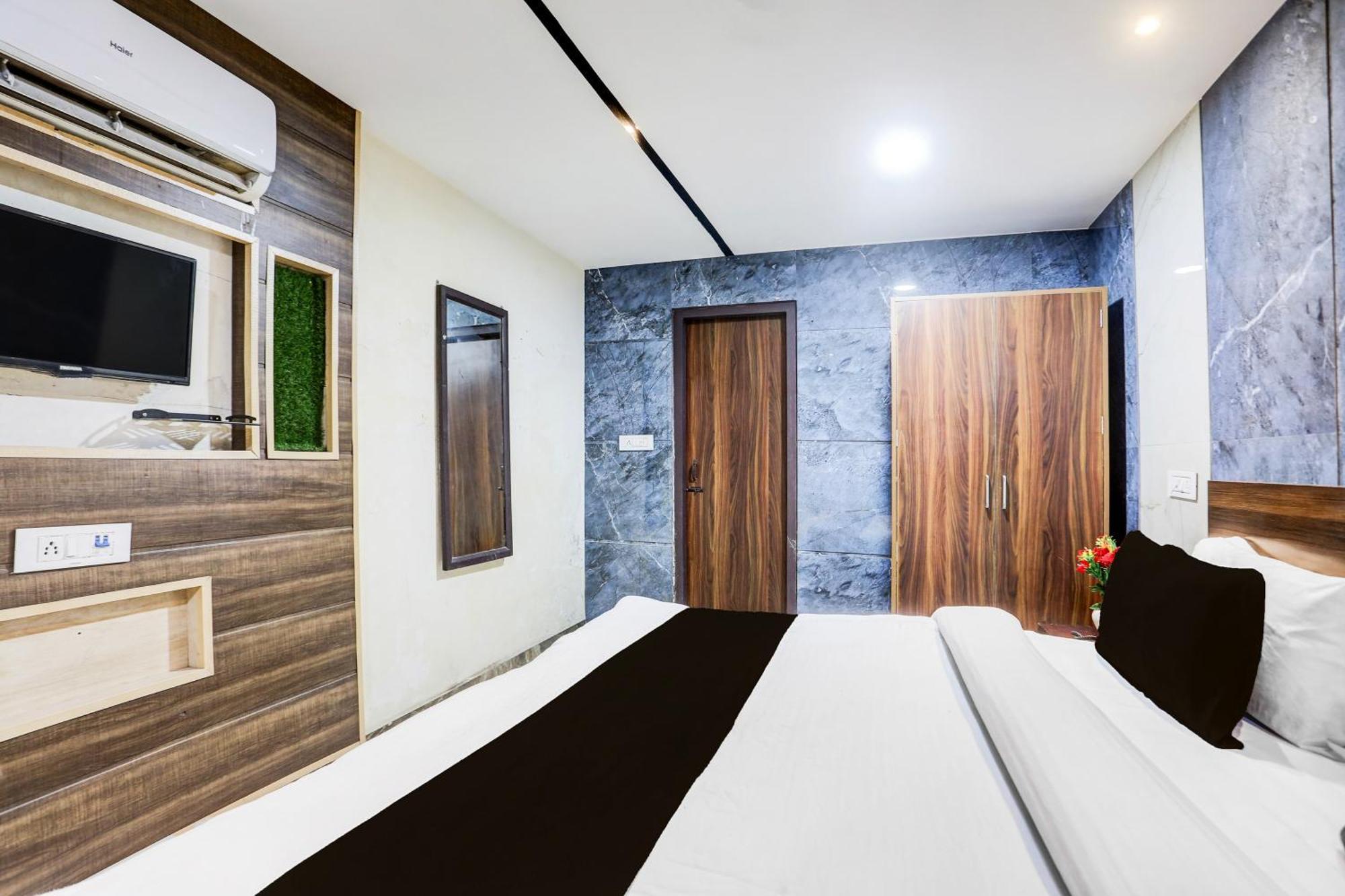 Super Townhouse Haibowal Chowk Ludhiana Eksteriør billede