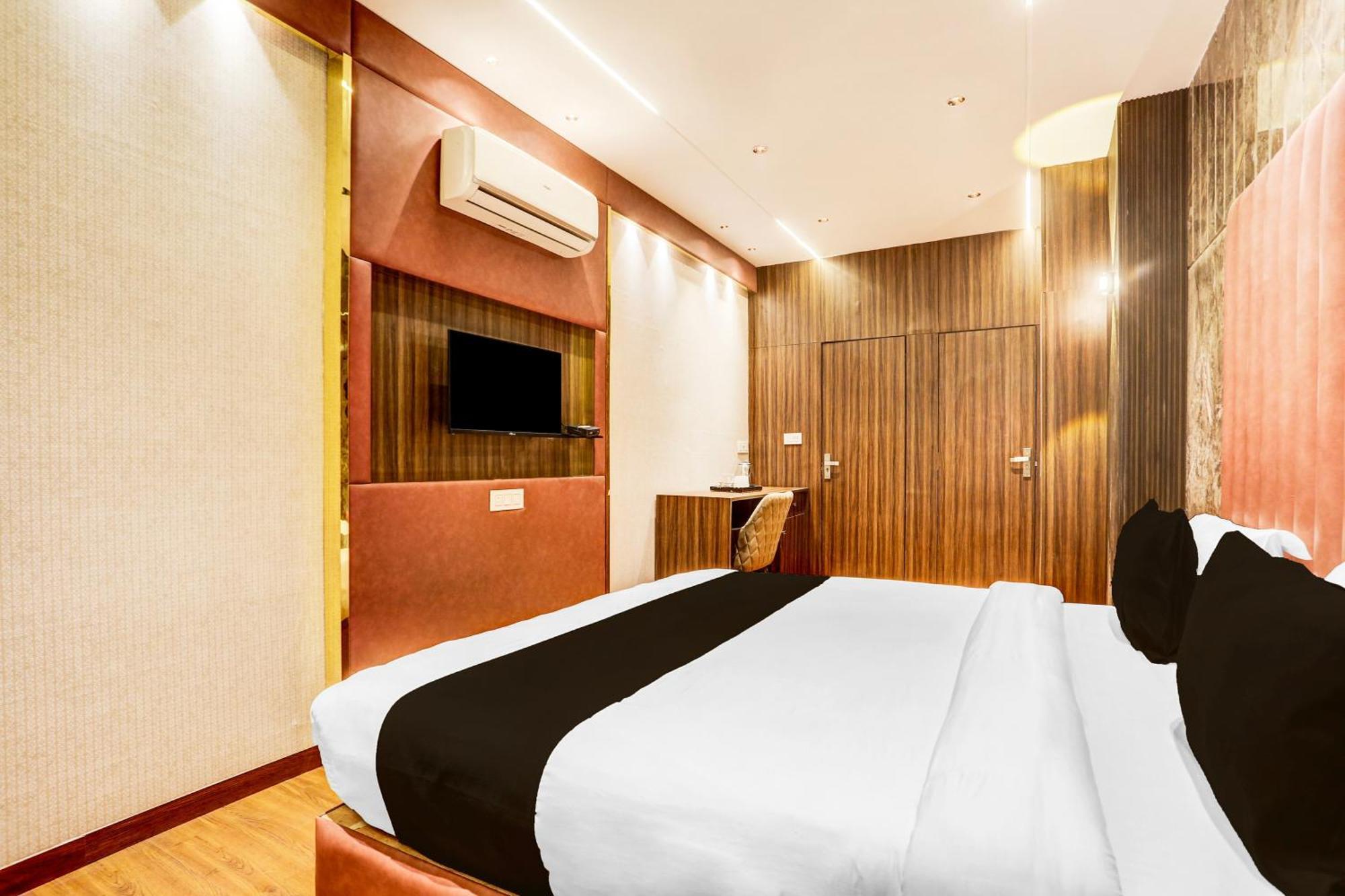 Super Townhouse Haibowal Chowk Ludhiana Eksteriør billede