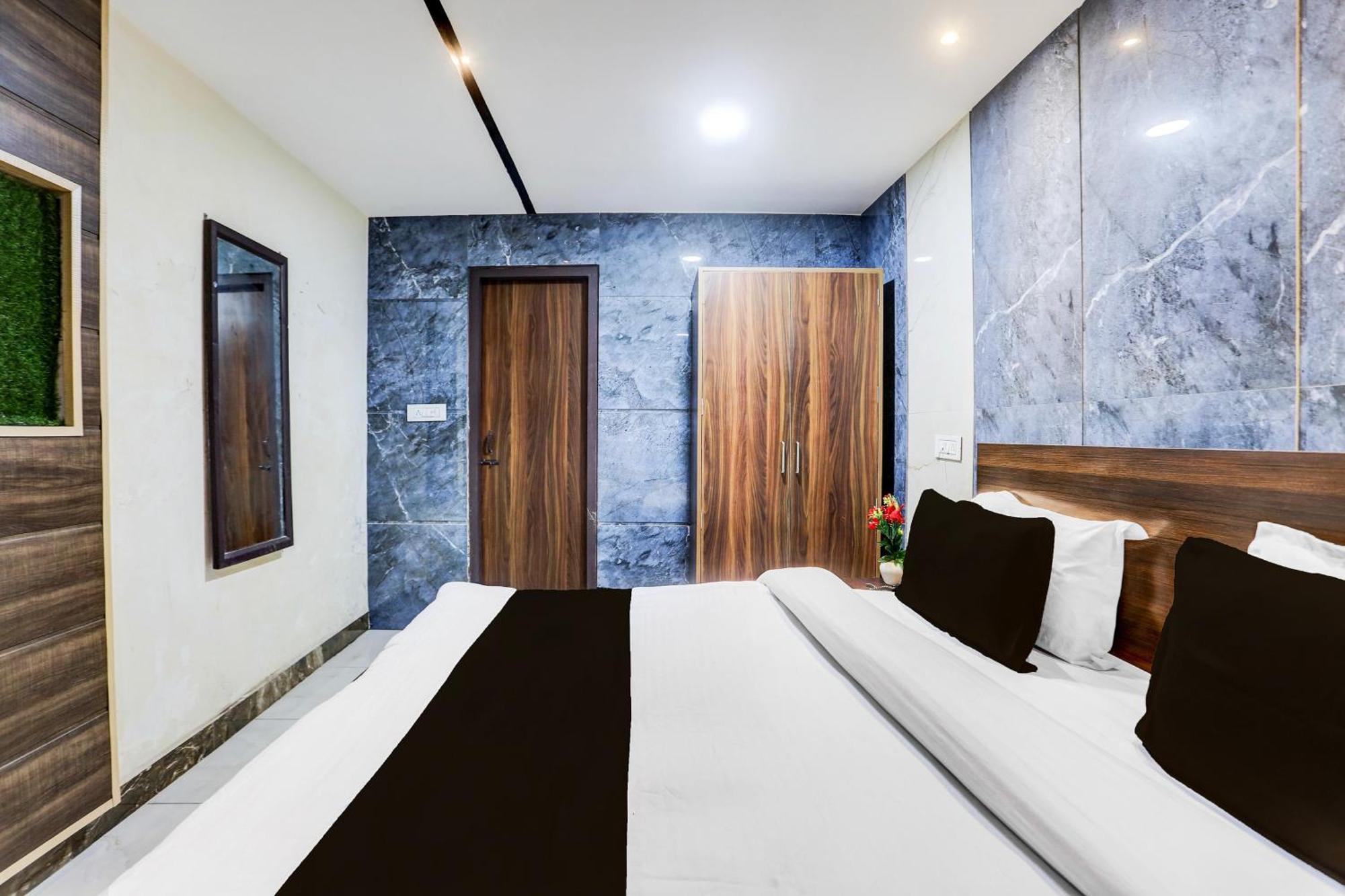 Super Townhouse Haibowal Chowk Ludhiana Eksteriør billede