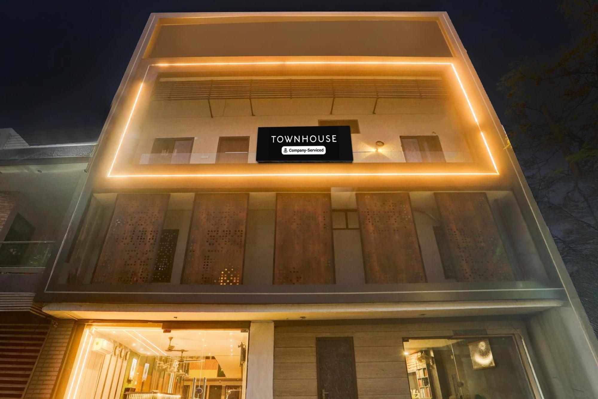 Super Townhouse Haibowal Chowk Ludhiana Eksteriør billede