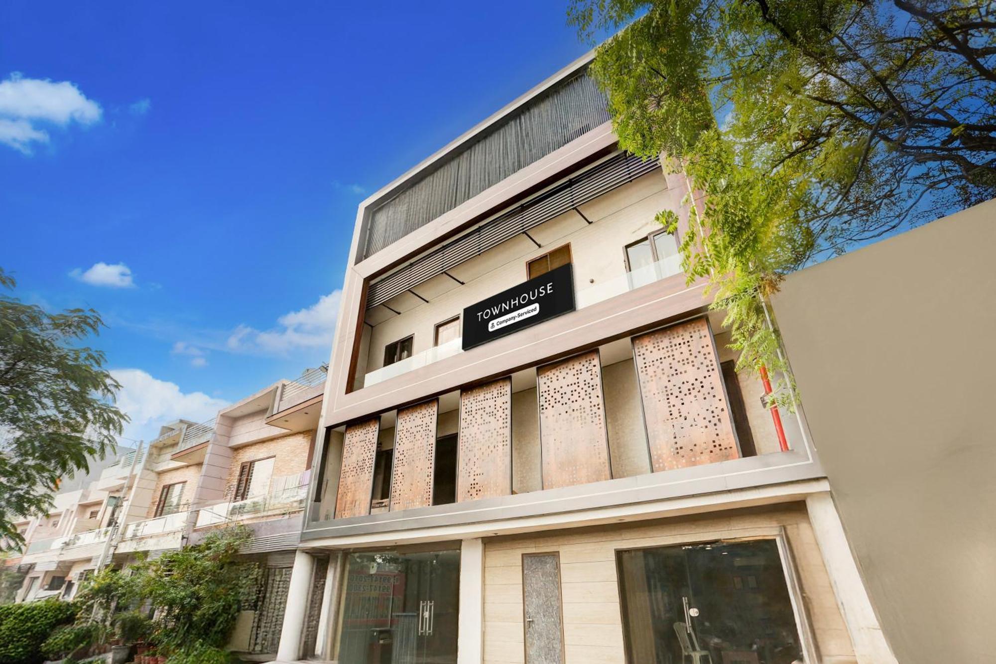 Super Townhouse Haibowal Chowk Ludhiana Eksteriør billede