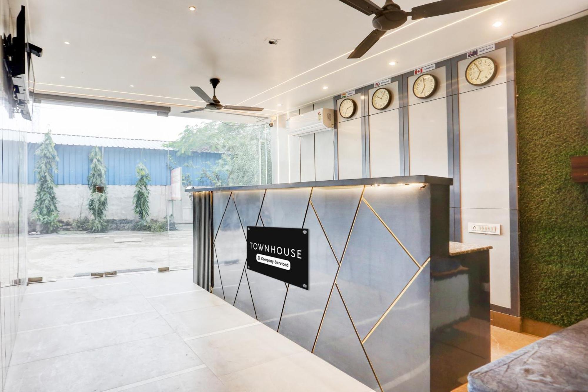 Super Townhouse Haibowal Chowk Ludhiana Eksteriør billede
