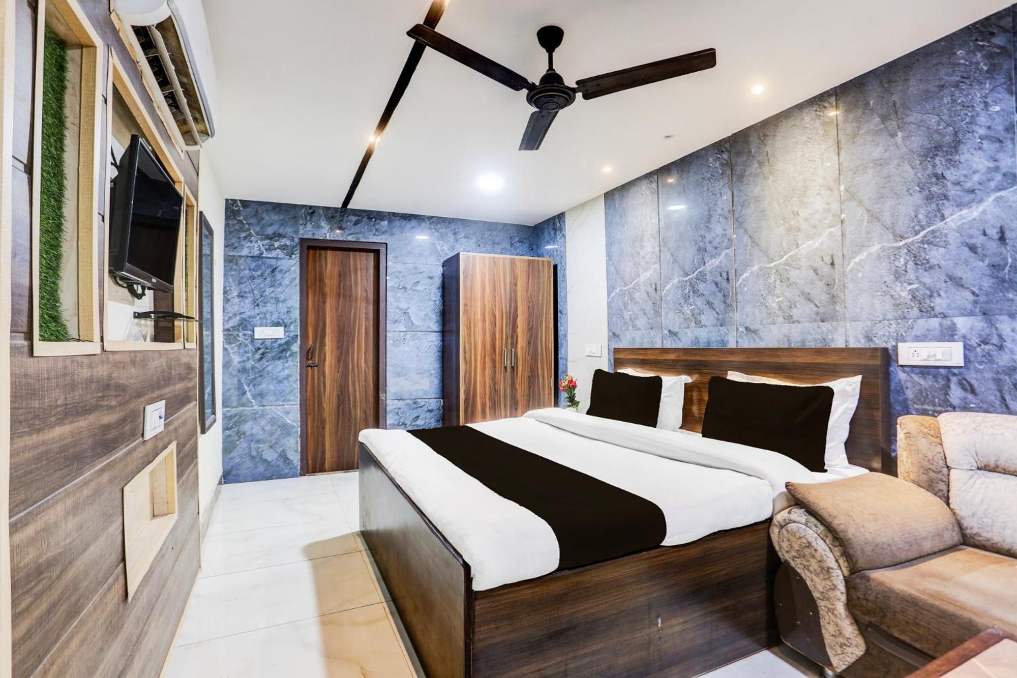 Super Townhouse Haibowal Chowk Ludhiana Eksteriør billede